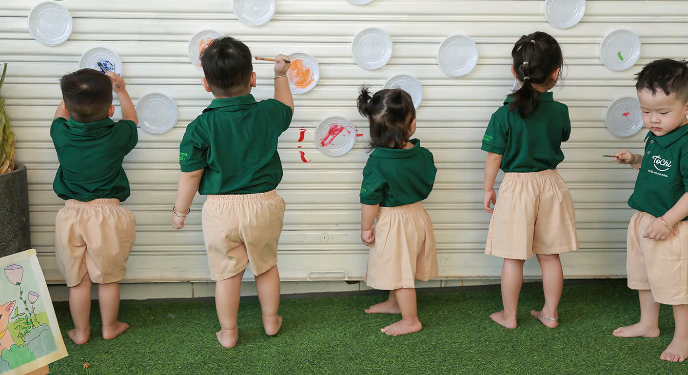 Các con vận động và sáng tạo